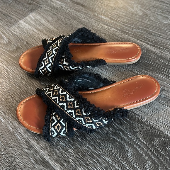 Universal Thread Sandals - Picture 2 of 4